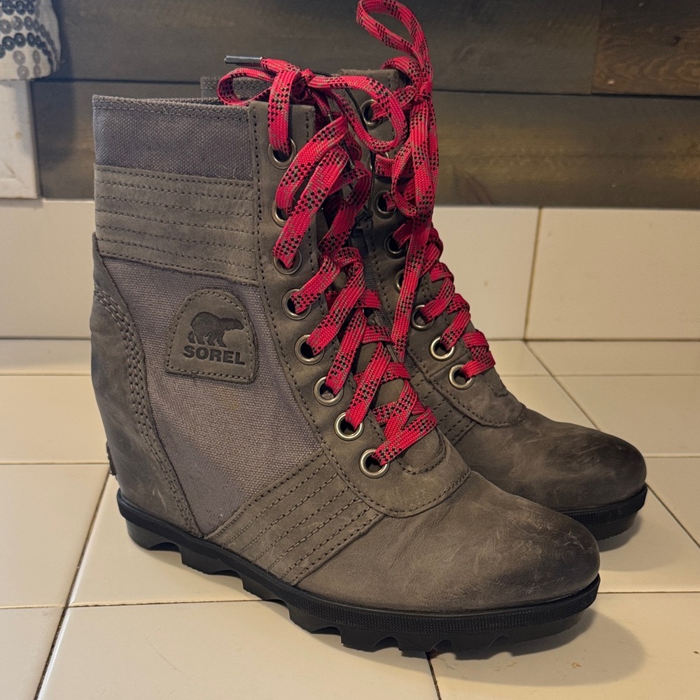 Sorrel NWOB/NWOT Gray Lexie Waterproof Wedge Boots Women's Size 7 Gray Pink Lace